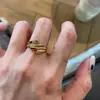 Impresionante anillo de diamantes vintage, diseño de nicho retro exquisito de lujo ligero con un toque de alta gama y artesanía intrincada