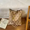 Nueva colección de principios de otoño: Bolso de hombro de lunares color Maillard, estilo coreano, con un ambiente relajado y chic, perfecto para mujeres jóvenes con estilo