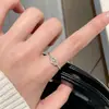 Anillo exquisito y delicado con incrustaciones de diamantes, con un aire exclusivo y de alta gama, adecuado para estudiantes mujeres, con un sencillo diseño de mariposa y corazón, perfecto para apilar o como anillo de pareja de estilo abierto.