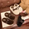 Faixa de Cabelo Fofa com Estampa de Leopardo Pantufas de Pelo Roupa Feminina para Exterior 2026 Estilo Coreano Novo Outono/Inverno Solado Grosso Laço Pantufas de Algodão da Moda