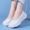 Sapatos de enfermagem simples de corte baixo para o outono, com sola macia, confortáveis, respiráveis, antiderrapantes, não cansam os pés, sapatos brancos casuais versáteis para o trabalho para mulheres