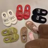 Pantuflas mullidas de talla grande, de alta gama, transfronterizas para mujer, nueva colección Otoño/Invierno 2026, orientadas a la exportación, con diseños de letras, estilo europeo y americano, y suelas gruesas