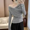 (Pode ser usado de várias maneiras) Camiseta de manga comprida grossa de inverno com forro de fleece, desejo puro, irregular, estilo hot girl, nicho, ombro a ombro, blusa básica
