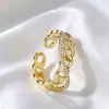 Anillo de lujo ligero con circonita cúbica, con un diseño único de cadena retorcida, perfecto para el dedo índice, un anillo moderno y versátil que se puede ajustar a diferentes tamaños de dedo