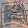 Pañuelo Cuadrado Pequeño de Alta Gama, Pañuelo Paisley para Mujer, Stock Listo Transfronterizo Coreano, Pañuelo Cuadrado con Estampado de Leopardo de Imitación al por Mayor
