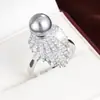 Anillo de Perla Blanca Estilo Europeo y Americano Transfronterizo en Vivo Moda con Intrincado Diseño de Pluma, Circonita, Joyería de Anillo de Cobre Puro al por Mayor