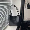 Bolso tejido de gran capacidad con patrón de rombos para mujer, nuevo bolso de hombro versátil de moda Otoño/Invierno 2026, bolso tote casual para el día a día