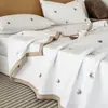 Cubrecama Acolchado de Algodón Arrugado de Doble Cara Estilo Coreano con Bordado, Juego de Tres Piezas, Suave y Amigable con la Piel para Dormir Directamente en la Cama
