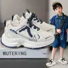 Sapatos Infantis Sapatos Esportivos para Meninos 2026 Nova Primavera Sapatos Casuais Brancos para Crianças Sapatos de Couro Antiderrapantes Estilo Pai para Crianças de Meia-Idade e Grandes