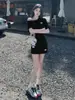 Conjunto de dos piezas de falda corta de manga corta de un solo hombro para mujeres petite, conjunto de ropa deportiva coreana de verano adelgazante que reduce la edad para mujeres
