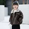 Jaqueta de Couro Forrada com Fleece para Meninos Outono/Inverno 2026 Novo Estilo Jaqueta de Couro Espessa e Quente para Crianças Roupas Estilosas de Inverno