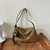 Bolso de hombro retro estilo coreano, versátil para cualquier atuendo, perfecto para otoño, con gran capacidad, elegante, casual y que irradia una sensación de alta gama.; una bolsa de almohada cruzada