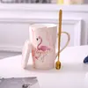 Taza de Cerámica con Flamenco, Tapa y Cuchara _ Capacidad 350ml Elegante Diseño de Flamenco Rosa con Acentos Dorados 82x95cm _ Perfecta para Amantes de los Flamencos y Bebedores de Té