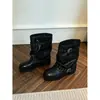 Botas de Temporada Primer Encuentro para Mujer 2026 Nuevo Otoño Retro Versátil Remache Tacón Grueso Caña Ancha Chica Popular Adelgazante Plisado