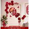 Decoraciones de personaje "Doble Felicidad" aterciopeladas para dormitorios, marcos de puerta de habitación de bodas y puertas de armarios, con arreglos florales de boda y flores artificiales