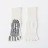 Nuevos calcetines de yoga para mujer, con agarres de silicona antideslizantes, diseño de cinco dedos, longitud hasta la pantorrilla, adecuados para ejercicio en interiores y Pilates profesional