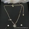 Collar Cruzado Chanel Doble C Nueva Colección, Auténtico con Etiquetas, Alta Calidad, Venta al por Mayor con Descuentos por Cantidad, Directo del Fabricante