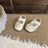 Sapatos de couro infantis de bolinhas com renda e laço, sapatos de princesa para bebês, sapatos sociais infantis de novo estilo para um ano, sapatos para bebês aprenderem a andar
