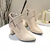 Tendência de Salto Alto Estilo Coreano Outono 2026 Novas Botas Curtas Versáteis Fashionáveis Sexy Botas Individuais Profissionais Sociais Salto Grosso