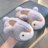 Chinelos infantis de algodão para outono e inverno, design fofo de pinguim, macios e quentes, com forro de pelúcia, adequados para meninos e meninas, perfeitos para usar em casa