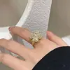 Anillo de Flor de Trébol de Cuatro Hojas Protector de Suerte Lujo Alto Gama Completamente Incrustado con Diamantes Flor Abierta Moda Personalidad Giratorio Diseño de Nicho