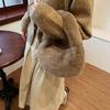 Bolso Pequeño Acolchado para Mujer 2025 Nuevo Bolso Peludo Versátil de Alta Gama Estilo Occidental Bolso de Mano para Estudiante
