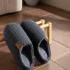 Zapatillas de algodón a rayas sencillas para uso en casa, nueva colección otoño/invierno 2026, con suela suave, forro de felpa y diseño antideslizante para mayor calidez y comodidad.