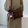 Moda Coreana Outono 2026 bolsa feminina simples de veludo com pingente, de ombro único, novo estilo, camurça de axila de desenho animado