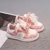 Zapatillas para niñas 2026 primavera y otoño nuevo estilo cordones con lazo para niños zapatos casuales de caña baja transpirables zapatos deportivos para niñas