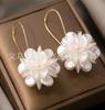 Pendientes geométricos de metal con flores de perla de alta gama, estilo retro francés, para mujer, de nicho, elegantes y combinables.