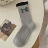 Calcetines grises para mujer con colgante dulce, lazo, encaje, longitud hasta la mitad de la pantorrilla, estilo coreano, etiqueta de tela de gato, rayados, sin costuras