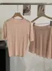 Blusa de Tricô Feminina Manga Curta com Recortes Estilo Francês, Nova para o Verão de 2026, Fashionável, Versátil, Slim Fit, na Cor Rosa para o Trabalho