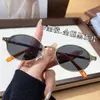 Gafas de Sol Ovaladas Pequeñas para Mujer con Aspecto de Alta Gama, Bisagras de Resorte, Nuevo Estilo de Moda 2026, Gafas de Sol con Montura de Metal Xiaohongshu