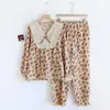 Roupa de casa feminina de crepe de algodão puro com estampa distribuída, manga curta e calça comprida para primavera e verão, pijama casual solto e confortável para casa