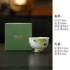 Taza de té de cerámica pintada a mano bajo vidriado con diseño floral, con motivo de mariposa, adecuada para degustación de té, en caja de regalo estilo chino