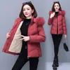 Ropa de Invierno para Mamá de Mediana Edad, Chaqueta Acolchada de Algodón Engrosada y Forrada de Polar para Mujer, Nuevo Modelo 2026, Cuello de Piel Desmontable, Abrigo de Algodón con Capucha