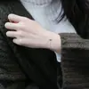 Suministro directo de fábrica 2025 nuevo brazalete cruzado de lujo ligero para mujer, diseño de nicho, joyería estilo vacacional, en stock para venta al por mayor