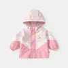 25 Nuevas Chaquetas de Invierno Estilo Holgado Impermeables con Capucha para Niña Bebé con Forro de Terciopelo Chaqueta para Niños Ropa Cálida para Exteriores