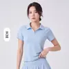 Ropa de yoga para mujer: Camisa polo deportiva de moda con media cremallera y un cuello que realza el escote, adecuada tanto para actividades atléticas como para el uso diario, con un diseño simple y elegante