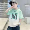 Camiseta de Algodão Puro Confortável de Manga Curta e Gola Redonda para Crianças Maiores, Top Fino Respirável de Verão com Estampa de Letras Estilosa para Meninos