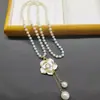 Collar de Perlas de Camelia que Gotea Aceite Nueva Moda para Mujer Exquisita Cadena Larga para Suéter Colgante Versátil de Ropa de Alta Gama