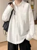 Estilo old money, camisa de manga comprida com aparência de linho para homens, corte solto, com caimento e adequada como peça de sobreposição para o outono