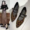 Sapatos de Salto Interno Bico Fino para Trabalho e Dia a Dia Sapatos de Salto Baixo com Bico Fino Estilo Francês Retro Sapatos de Salto Único Elegantes e Versáteis Sapatos Mary Jane de Uma Tira para Mulheres