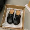 Sapatos Birkenstock de couro com sola grossa para aumentar a altura, femininos, 2026, nova coleção primavera e verão, tamancos fechados, chinelos de meio pé, sandálias femininas para uso externo