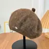 Boina de Cachemira Cortavientos Cálida de Color Sólido Bordada de Mohair Otoño e Invierno Versátil Gorra de Periodista Gorro de Punto Adelgazante