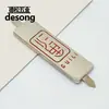 Venta Directa de Fábrica Etiquetas de Pin, Accesorios para Equipaje Personalizables con Logo, Placa de Identificación con Marca Registrada Galvanizada de Aleación de Zinc con Etiqueta de Pie
