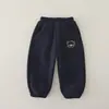 Calça Casual de Fleece Outono Inverno para Bebê Bordado de Ursinho Fofo Unissex Cintura Elástica Punhos Calça de Moletom Roupa Infantil