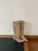 Botas de salto alto finas com bico fino, coleção outono/inverno 2026, camurça com detalhe de fivela, design de perna reta, botas de cano alto, disponíveis em preto e damasco