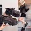 Zapatos de Mujer Otoño Nuevos Mocasines de Suela Gruesa Estilo Británico Punta Redonda Zapatos Pequeños de Cuero Retro que Aumentan la Altura de Suela Blanda Casual Zapatos Individuales