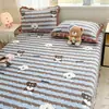 Cobertor de Cama de Lã de Leite Espessado Conjunto de Três Peças Outono e Inverno Estilo Renda Quente Lençol Antiderrapante Capa de Colchão Capa Kang Atacado